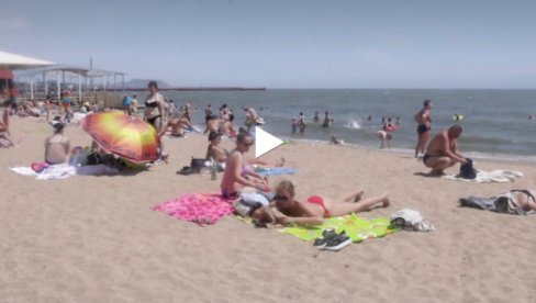 МАРИУПОЉ: Мештани и посетиоци се опуштају на градским плажама након рашчишћавања