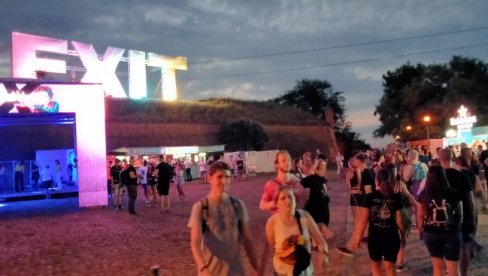 САТЕЛИТ, ВАТРОМЕТ, ГРМИ НА 40 БИНА: На Петроварадинској тврђави почео 23. фестивал Еxit (ФОТО/ВИДЕО)