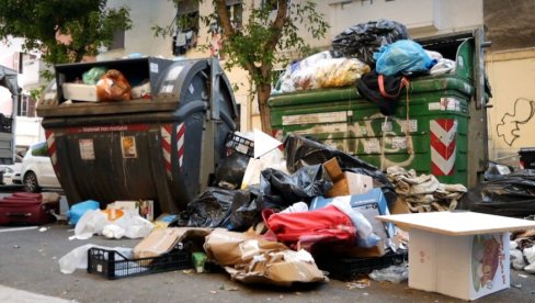 GLAVNI GRAD ITALIJE PREKRIVEN ĐUBRETOM: Visoke temperature i nedostatak radne snage pogoršavaju problem otpada u Rimu