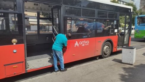 SALIJ PREKO NOĆI POSTAO ZVEZDA INTERENTA: Vozač autobusa sa Šri Lanke oduševio Beograd (FOTO)