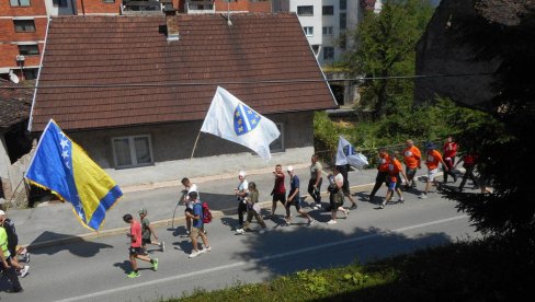 PROVOKACIJE U SREBRENICI: Ratne zastave tzv. Armije BiH na „Maršu mira“ (FOTO)
