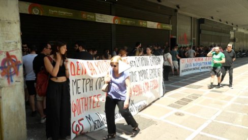 PROTESTI U GRČKOJ: Demonstranti su se okupili ispred Ministarstva rada u Atini