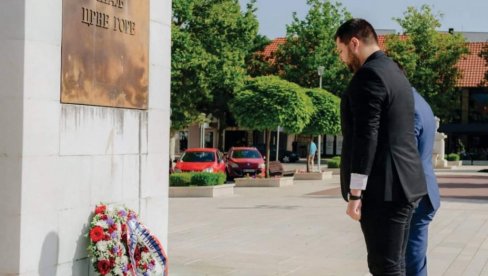 VENAC KOD KRALJA: Kovačević položio venac na spomenik kralju Nikoli povodom Dana državnosti