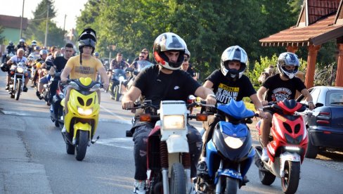PRIKUPLJALI POMOĆ ZA PORODICU STRADALOG DARKA : Kod Bijeljine se okupilo oko 800 bajkera iz 130 moto- klubova