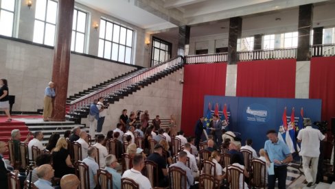 ЗА НОВУ ОПРЕМУ БЕСПОВРАТНО 320 МИЛИОНА: Покрајина наставља са подршком привредницима у Војводини