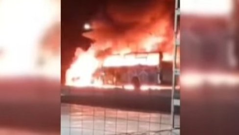 NEMOĆNO GLEDALI KAKO PUTNICI ŽIVI GORE: Autobus se zapalio nakon sudara, najmanje 34 mrtvih u Alžiru (VIDEO)