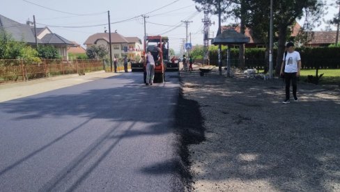 PUTARI RADE NA SKORO 40 STEPENI: Finalno asfaltiranje dela puta kroz Šavac