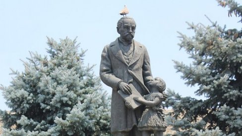 НОВИ СЈАЈ ЧИКА ЈОВИ ЗМАЈУ: Споменик српском песнику у Сремској Каменици биће рестауриран