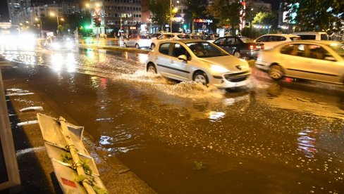 ULICE SKROZ POPLAVLJENE: Jak pljusak sa gradom pogodio Novi Sad, građani ostali bez vode