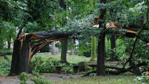 PROGLAŠENO STANJE ELEMENTARNE NEPOGODE: Ogromne štete od oluje u Bijeljini (FOTO)