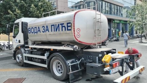 BORBA PROTIV VRUĆINA: Cisterna sa pijaćom vodom u centru Zrenjanina (FOTO)