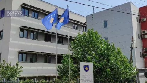 ПРИШТИНА НЕ ПРЕСТАЈЕ СА ПРОВОКАЦИЈАМА: Куртијеви специјалци поставили две заставе лажне државе испред општинске зграде у Митровици