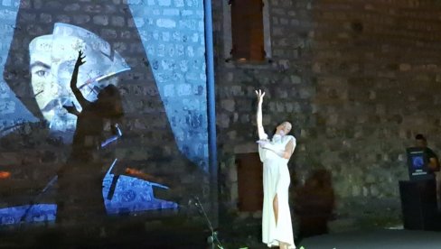 SKANDAL NAD SKANDALIMA NA CETINJU: NJegoš u senci Severine - pevačica u slavu najvećeg ikada na bini izvodi gimnastiku (FOTO/VIDEO)