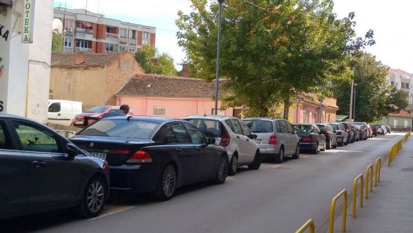 НИКОМ НИЈЕ ЈАСНО ШТА СЕ ДЕСИЛО: Огуљена лимарија, фелне отпале - аутомобили девастирани на београдском паркингу (ФОТО)