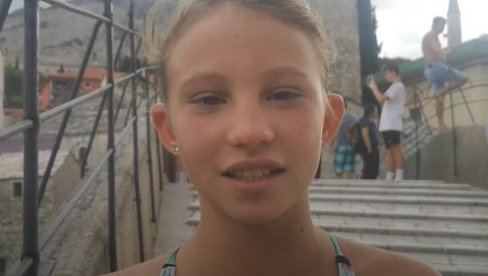 TARA (14) IZ BEOGRADA ODUŠEVILA REGION: Hrabra devojčica otvorila skokove sa Starog mosta u Mostaru (VIDEO)