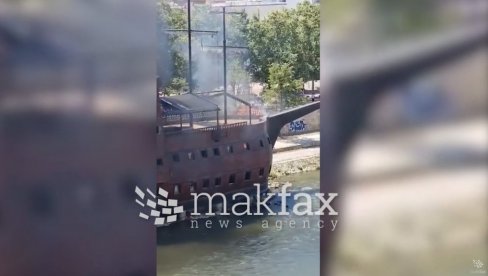 ГОРИ ЧУВЕНА ГАЛИЈА У РЕЦИ ВАРДАР: Из брода у центру Скопља куља црни дим (ВИДЕО)