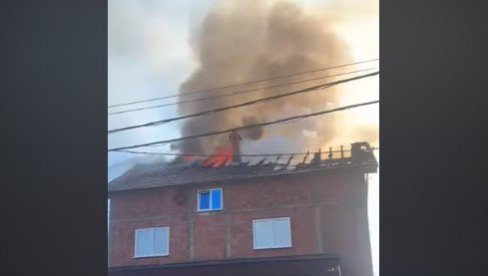 VATRA ZAHVATILA KROV KUĆE: Požar u Novom Pazaru, vatrogasci na terenu (VIDEO)