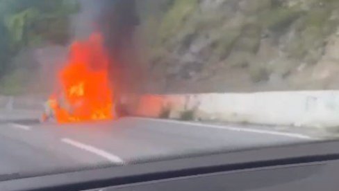 AUTOMOBIL SAV U PLAMENU: Vozilo u potpunosti izgorelo u blizini Novog Pazara (VIDEO)