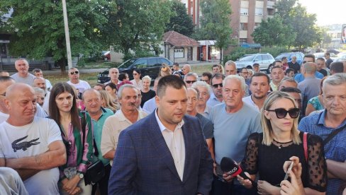 KOVAČEVIĆ SE POJAVIO U SUDU: Odloženo saslušanje predsednika opštine Nikšić zbog položaja njegovog srednjeg prsta tokom intoniranja himne