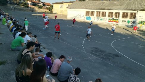 IGRALI FUDBAL U ZNAK SEĆANJA NA COCKETA: U Vranju održana humanitarna utakmica, novac prikupljen za lečenje sugrađanke