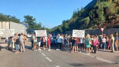RADNICIMA UPLAĆENA JEDNA ZARADA: Zaposleni u Institutu Igalo nisu odustali od blokade granice sa Hrvatskom