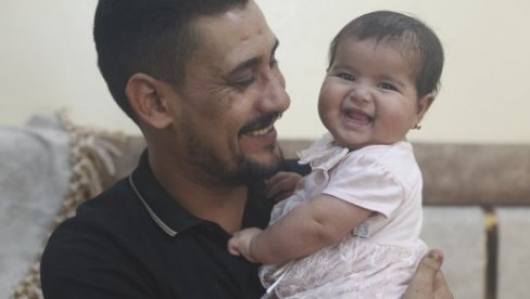 AFRA ZDRAVA I VESELA: Beba iz sirijskih ruševina navršila šest meseci
