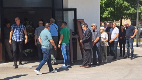 KOLONA LJUDI SLIVA SE KA KAPELI: Nikšićani se u tuzi opraštaju od košarkaša Ivana Ćorovića