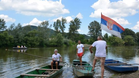 ОВО СУ НАЈЈАЧИ ВЕСЛАЧИ НА СВЕТУ: Трка на на Западној Морави, чамце возе само с мотком (ФОТО/ВИДЕО)