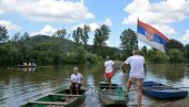 OVO SU NAJJAČI VESLAČI NA SVETU: Trka na na Zapadnoj Moravi, čamce voze samo s motkom (FOTO/VIDEO)