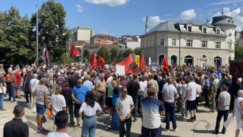 SRAMNE SCENE U PRIŠTINI: Kurtijevi izneli zastave zločinačke OVK i Velike Albanije (VIDEO)