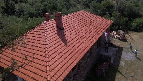 ПОМОГЛА ДИЈАСПОРА ИЗ САД: Реконструисан кров српске школу код Косовске Каменице