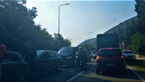 KILOMETARSKE KOLONE DUŽ JADRANSKE MAGISTRALE: Međugranični prostor između Crne Gore i Hrvatske zakrčen automobilima