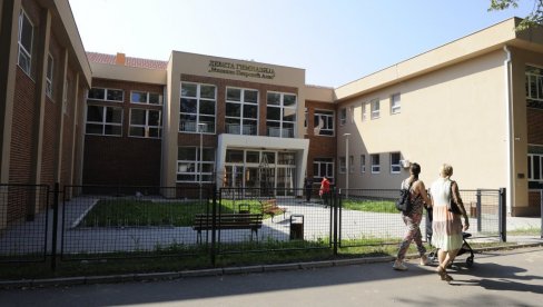 САВРЕМЕНА ШКОЛА ЗА 21. ВЕК: Новости у посети реконструисаној Деветој београдског гимназији
