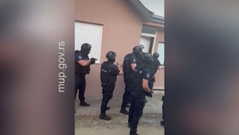 POGLEDAJTE SNIMAK HAPŠENJA: Osumnjičeni za ubistvo mladića u Futogu uhapšeni u kućama - policija ih zatekla samo u donjem vešu (VIDEO)