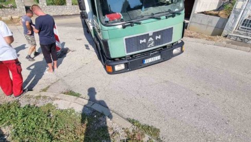 OVO JOŠ NISTE VIDELI: Sudarili se kamion i asfalt - saobraćajna nesreća u Aleksandrovcu