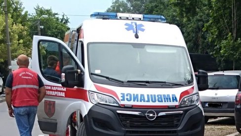 ДРАМА У ВЕТЕРНИКУ: Човек висио са крова у бесвесном стању, реаговали ватрогасци и Хитна помоћ