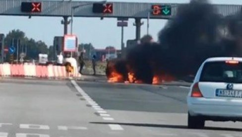 DRAMA NA NAPLATNOJ STANICI STARA PAZOVA: Auto se pretvorio u buktinju, iz vozila kulja dim (VIDEO)