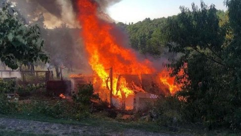 ВАТРА ПРОГУТАЛА ПОМОЋНИ ОБЈЕКАТ: Пожар у Барајеву, на срећу није било повређених (ФОТО)