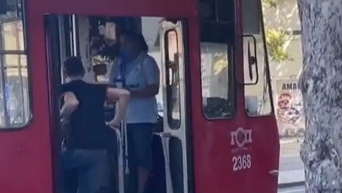 NIJE TEŠKO BITI FIN: Prizori iz beogradskog tramvaja koji će vam ulepšati dan (VIDEO)
