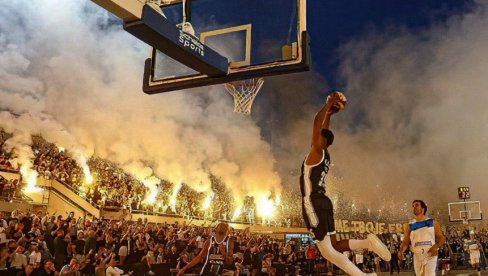 ЧАСОВИ ЉУБАВИ: Свет препричава кошаркашки спектакл Партизана на Ташмајдану (ФОТО)