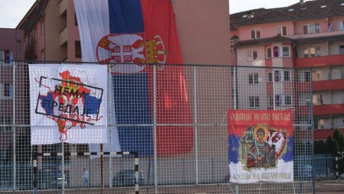 SKANDAL U SEVERNOJ MITROVICI: Zbog posete lažnog ministra Svečlje, uklonjen bilbord sa zastavom Srbije