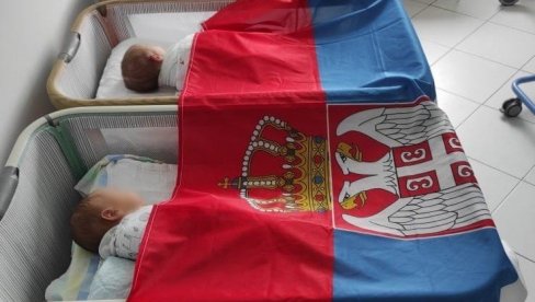 NAJLEPŠA FOTOGRAFIJA DANA: Ovako se u srpskim sredinama na KiM obeležava Dan srpskog jedinstva (FOTO)
