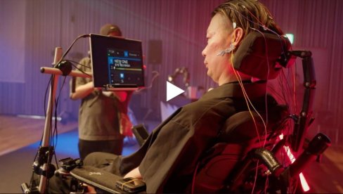 INVALIDITET NIJE PREPREKA: DJ sa ALS nastupa koristeći najsavremeniju tehnologiju za pomeranje vešta (VIDEO)