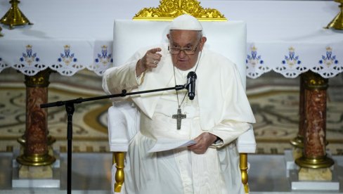 НАСИЉЕ НАД ЖЕНАМА ЈЕ КОРОВ: Папа Фрања јасан - Мора се искоренити из друштва