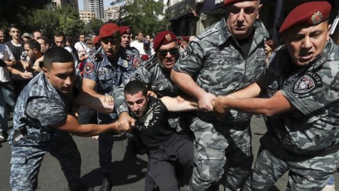 SUKOB POLICIJE I DEMONSTRANATA U JEREVANU: Blokirane ulice, uhapšeno 140 osoba
