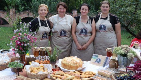 DA SE SLAVA NE ZABORAVI: Manifestacija u čast srpskog hleba – slavskog kolača u Đovdinu kod Petrovca na Mlavi (FOTO)
