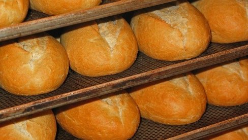 НА ПОМОЛУ ДОГОВОР О ЈЕФТИНИЈЕМ ХЛЕБУ: Пекари и Влада преговарају о нижим ценама основне намирнице