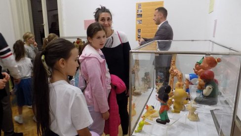 УСПОМЕНЕ НА ДЕТИЊСТВО: Несвакидашња изложба у Замку културе у Врњачкој Бањи