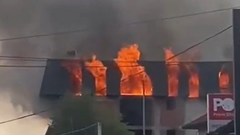 SNIMAK POŽARA U NOVOM PAZARU: Dramatični prizoru, vatra guta krov, dim kulja na sve strane (VIDEO)