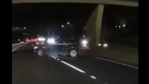 DIVLJANJE BEZ GRANICA: Šokantan snimak sa auto-puta u Engleskoj (VIDEO)